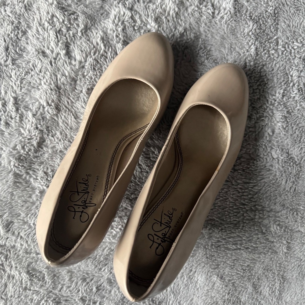 LifeStride Soft System Nude Beige Patent Round Toe Kitten Heel Pumps Womens